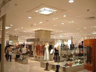 日高档百货店推出外国人日式浴衣 中国游客欢迎