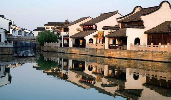 创建旅游风情小镇要增特色添魅力