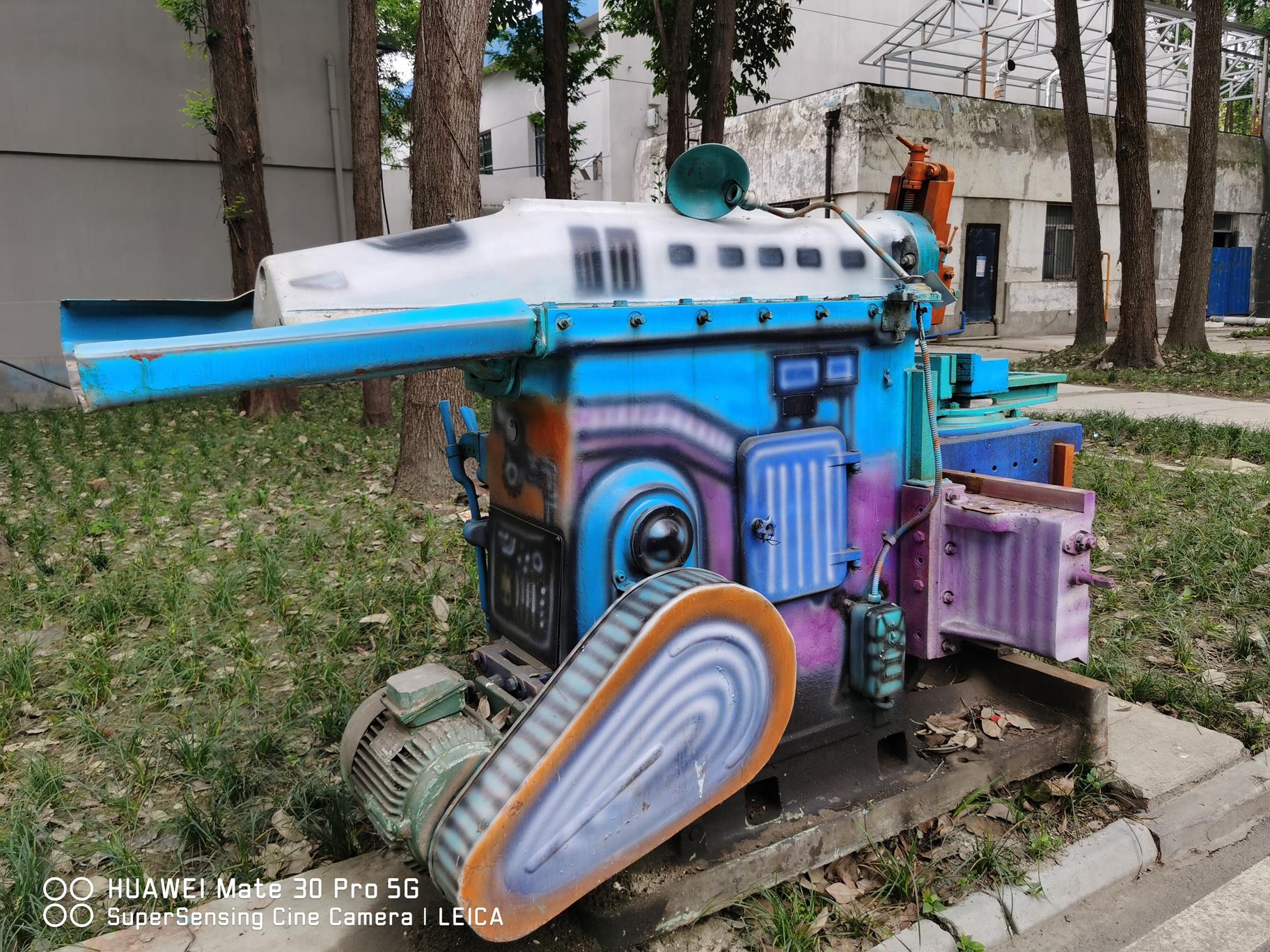 华侨城卖卖卖了一年，为啥还是亏损了20亿？