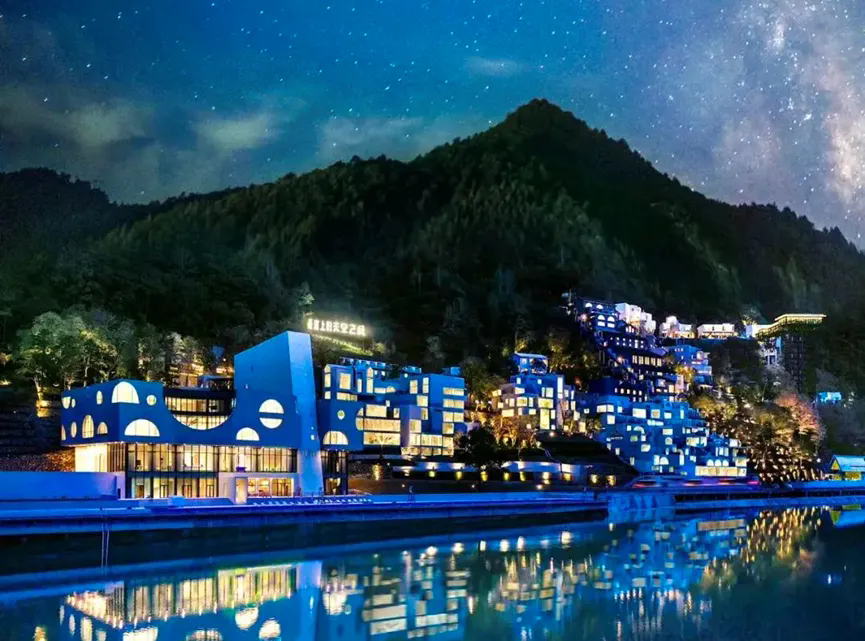 悬崖上的天空之城：那云温泉度假村