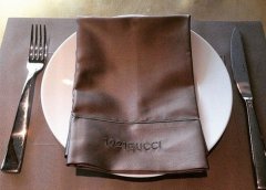 港媒：奢侈品牌在华经历困难期 降价不管用改开餐厅