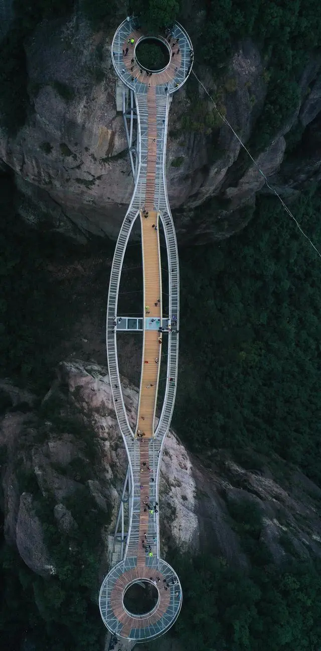 一个敢想一个敢建,盘点国内六大创意玻璃桥