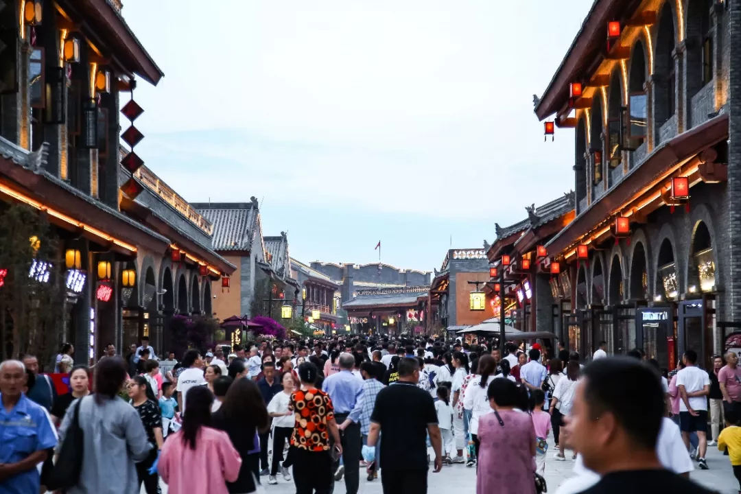 万达这条新开的红街,一个月200万人次流量!如何做到的?